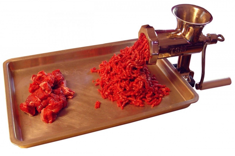 boucherie-CLAVIERS-min_meat_grinder_meat_mincer_kitchen_appliance_grinder_mincer_hamburger_food_preperation_butcher_shop_tool-1158997